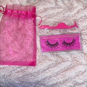 Lashes come get your winter 💙